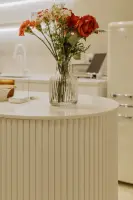 플루티드 카운터와 생화가 어우러진 감성 라운지